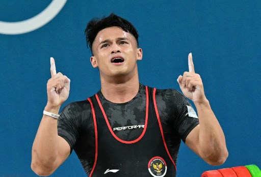 Lifter berusia 21 tahun itu menyelesaikan laga dengan total angkatan seberat 354 kg, berupa angkatan snatch 155 kg dan angkatan clean & jerk 199 kg.