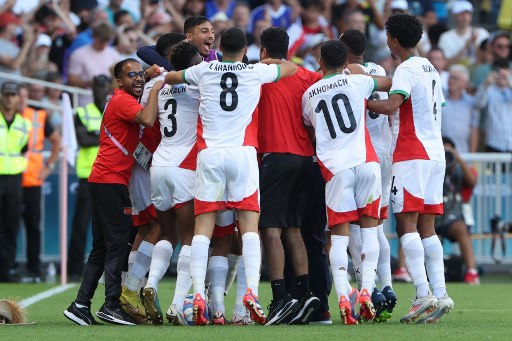 Penggawa Tim Nasional Maroko U-23 melakukan selebrasi setelah berhasil meraih medali perunggu dalam cabang olahraga sepak bola putra Olimpiade 2024.