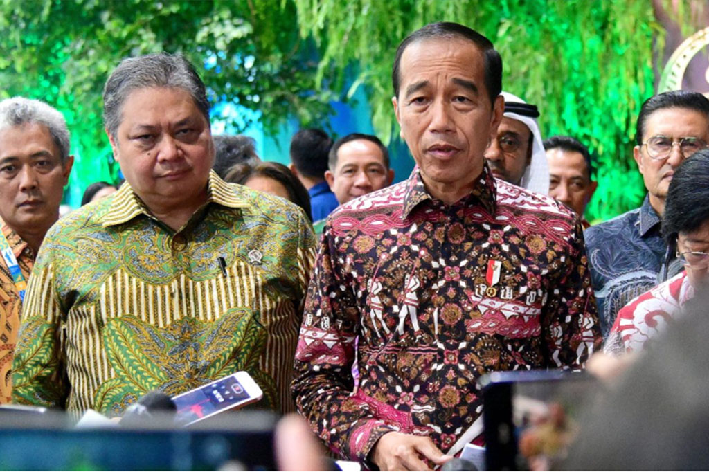 Presiden Joko Widodo mengapresiasi medali emas yang diraih oleh dua atlet Indonesia di Olimpiade Paris 2024. Dua medali emas tersebut masing-masing diraih atlet panjang tebing Veddriq Leonardo dan Rizki Juniansyah dari angkat besi putra kelas 73 kg.