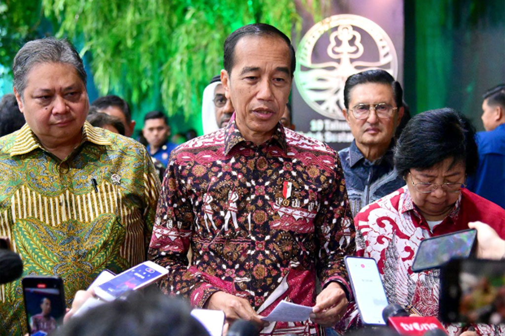 “Ya saya sangat senang, saya sangat mengapresiasi, dan masyarakat saya kira semuanya senang semuanya terhadap perolehan emas dari Veddriq Leonardo di panjat tebing dan juga baru saja Rizky Juliansyah juga di angkat besi. Saya kira negara mengapresiasi, rakyat juga sangat bangga terhadap capaian emas itu,” ujar Jokowi.