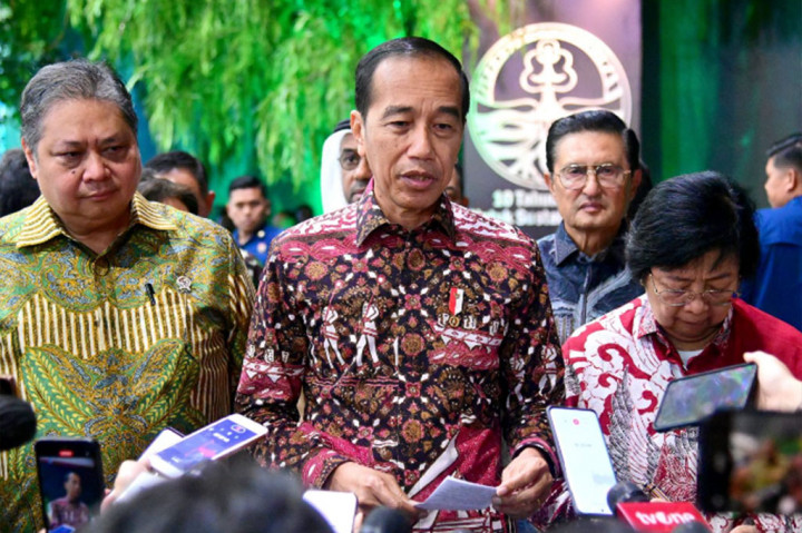 “Ya saya sangat senang, saya sangat mengapresiasi, dan masyarakat saya kira semuanya senang semuanya terhadap perolehan emas dari Veddriq Leonardo di panjat tebing dan juga baru saja Rizky Juliansyah juga di angkat besi. Saya kira negara mengapresiasi, rakyat juga sangat bangga terhadap capaian emas itu,” ujar Jokowi.