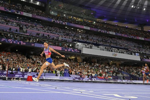 Catatan waktu yang membawa emas tersebut melampaui rekor dunia McLaughlin-Levrone yang tercatat 50,65 detik saat uji coba Olimpiade AS di Eugene pada Juni.