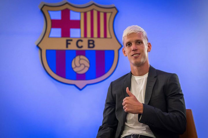 Barcelona resmi mengumumkan kedatangan Dani Olmo dari klub Jerman RB Leipzig. Olmo menjadi transfer pertama klub Katalunya itu di musim panas 2024. 