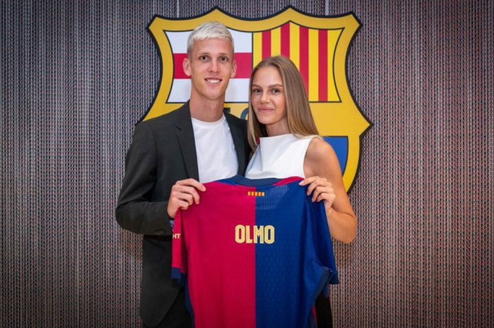 Barcelona juga mengumumkan bahwa Olmo memiliki klausul rilis fantastis mencapai 500 juta Euro atau sekitar Rp8,71 triliun.