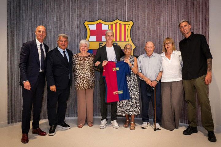 Kedua klub tidak mengungkapkan jumlah nilai transfer yang disepakati untuk Olmo. Namun, pakar transfer Eropa Fabrizio Romano mengklaim bahwa Barcelona harus mengeluarkan lebih dari 60 juta Euro (Rp1,04 triliun) untuk memulangkan bekas pemain akademinya tersebut.