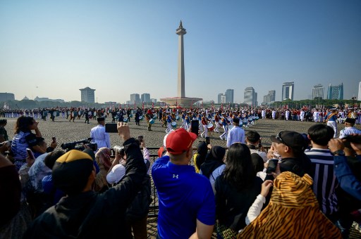 Pelepasan rombongan kendaraan kirab ditandai dengan penghormatan pasukan serta penampilan marching band dan pasukan berkuda di pelataran Monas.