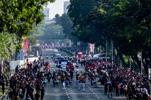 Iring-iringan kirab di Jakarta dimulai dari Monas menuju Pangkalan Udara Halim Perdanakusuma, melintasi Patung Kuda, Jalan Thamrin, Bundaran HI, Semanggi.