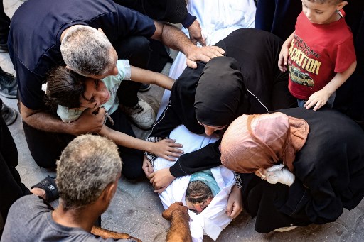 Serangan udara oleh Israel tersebut, menurut laporan Al Jazeera, terjadi di sebuah sekolah di kawasan Daraj, Gaza City timur, kira-kira pada waktu salat Subuh.