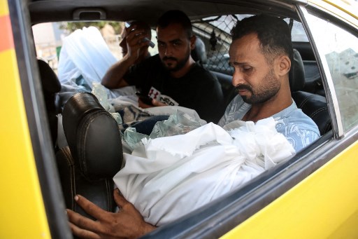 Ratusan warga Palestina yang mengungsi di sekolah tersebut turut terluka dalam serangan Israel itu.