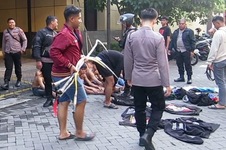 Aparat Satuan Samapta Polresta Sidoarjo menangkap 16 remaja anggota gangster beserta sejumlah senjata tajam.