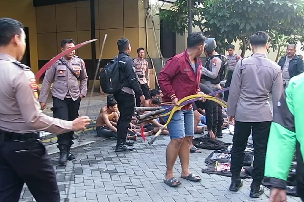 Ke-16 remaja itu ditangkap di Desa Becirongingor, Kecamatan Wonoayu, Kabupaten Sidoarjo, Jawa Timur pada Sabtu, 10 Agustus 2024. Ironisnya 13 dari 16 remaja yang ditangkap itu masih di bawah umur. Mereka diduga akan melakukan aksi tawuran.