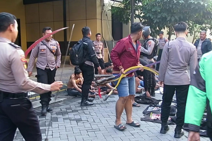 Ke-16 remaja itu ditangkap di Desa Becirongingor, Kecamatan Wonoayu, Kabupaten Sidoarjo, Jawa Timur pada Sabtu, 10 Agustus 2024. Ironisnya 13 dari 16 remaja yang ditangkap itu masih di bawah umur. Mereka diduga akan melakukan aksi tawuran.