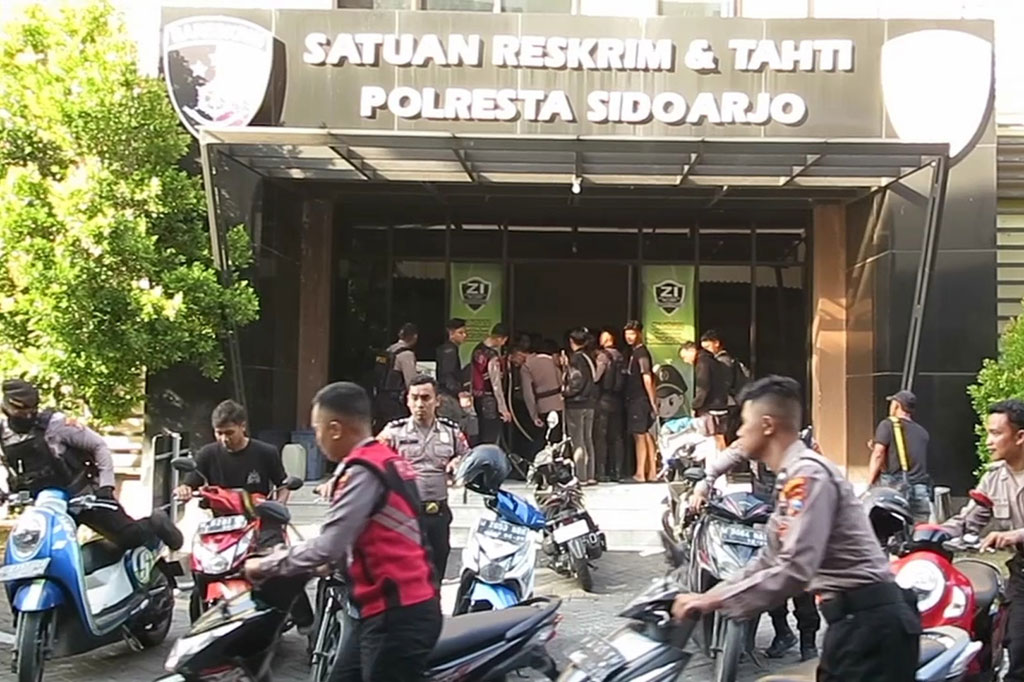 Saat menangkap 16 remaja, polisi mengamankan dua unit sepeda motor serta sejumlah senjata tajam. Ke-16 remaja itu selanjutnya diserahkan ke pihak Reskrim Polresta Sidoarjo untuk proses hukum lebih lanjut.