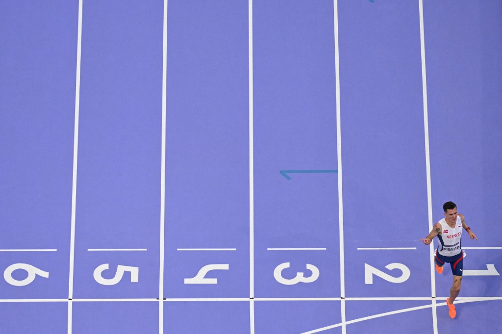 Atlet Norwegia urutan keempat lari 1.500 meter itu mencatat waktu 13 menit 13,66 detik untuk meraih emas, sedangkan pelari Kenya Ronald Kwemoi meraih perak dengan waktu 13 menit 15,04 detik.