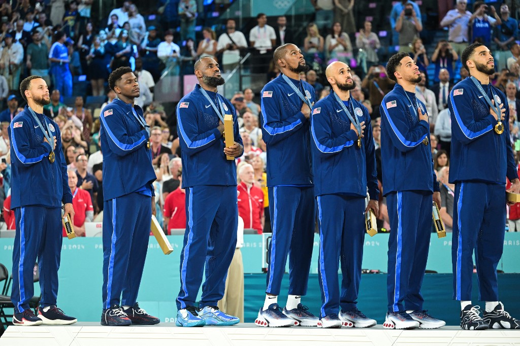 Bintang NBA Stephen Curry tampil gemilang dengan mencetak 24 poin termasuk empat tembakan tiga angka yang dia lepaskan pada menit-menit akhir pertandingan yang menjadi penentu kemenangan. Aksi ini memupuskan harapan Prancis untuk bangkit dan meraih kemenangan.