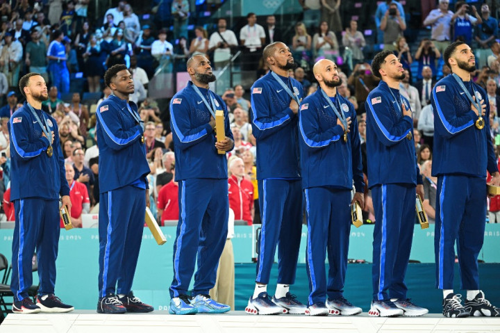 Bintang NBA Stephen Curry tampil gemilang dengan mencetak 24 poin termasuk empat tembakan tiga angka yang dia lepaskan pada menit-menit akhir pertandingan yang menjadi penentu kemenangan. Aksi ini memupuskan harapan Prancis untuk bangkit dan meraih kemenangan.