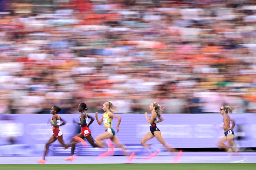 Pelari Kenya Faith Kipyegon mengukir sejarah setelah menjadi atlet putri pertama yang memenangkan medali emas Olimpiade nomor 1.500 meter tiga kali berturut-turut, setelah berlari dalam performa luar biasa cepat dalam lari jarak menengah.