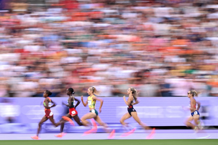 Pelari Kenya Faith Kipyegon mengukir sejarah setelah menjadi atlet putri pertama yang memenangkan medali emas Olimpiade nomor 1.500 meter tiga kali berturut-turut, setelah berlari dalam performa luar biasa cepat dalam lari jarak menengah.