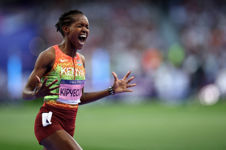 Pelari berusia 30 tahun yang juara Olimpiade 2016 dan 2020 itu, memahat mahakarya taktis di Stade de France untuk meraih emas, setelah memecahkan rekor baru Olimpiade dengan 3 menit 51,29 detik.
