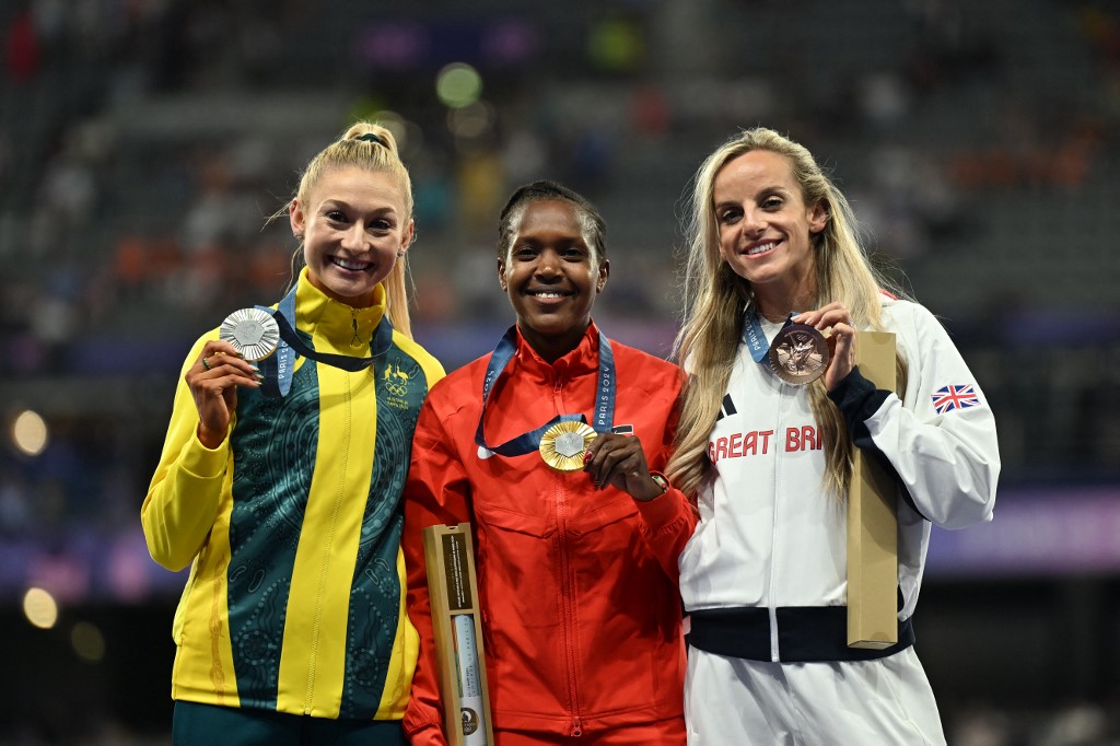 Pelari Kenya itu berlari cepat melewati garis finis untuk meraih emas Olimpiade 1.500 m yang baru kali ini tercipta dalam sejarah umat manusia, demikian AFP. 