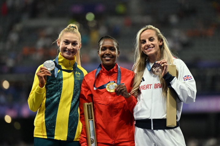 Pelari Kenya itu berlari cepat melewati garis finis untuk meraih emas Olimpiade 1.500 m yang baru kali ini tercipta dalam sejarah umat manusia, demikian AFP. 