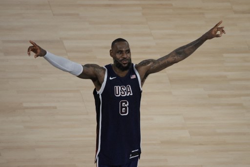 James yang kembali ke panggung Olimpiade setelah absen selama 12 tahun, rata-rata mencetak 14,2 poin, 6,8 rebound, 8,5 assist, dan 1,3 steal dalam enam pertandingan yang semuanya dimenangi oleh tim USA.