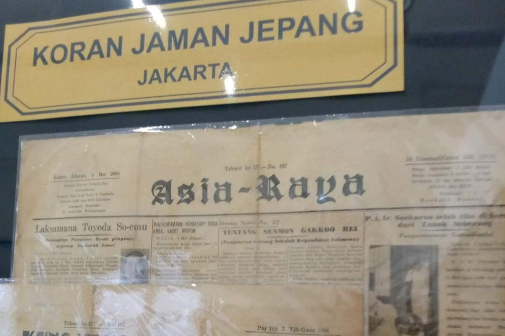 Pelancong sebagian besar kalangan anak muda berswafoto dengan mengambil spot-spot gedung tua atau sekedar jalan-jalan menjadi pemandangan yang biasa, namun berbeda dengan suasana di Rumah Poo Han, Kota Lama Semarang yang terletak di Jalan Kepodang No 64 Kota Semarang ini, dari remaja hingga lanjut usia tampak datang untuk menyaksikan Pameran Koran Langka Pers dan Lorong Waktu.