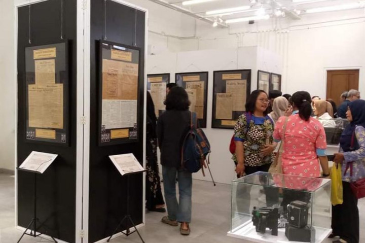 Menarik, unik, menggelitik dan edukatif, itu kesan pertama ketika memasuki Rumah Poo Han, Kota Lama, Kota Semarang, Jawa Tengah, tempat berlangsungnya pameran Koran Langka Pers dan Lorong Waktu yang telah berlangsung sejak Kamis, 8 Agustus 2024 lalu.