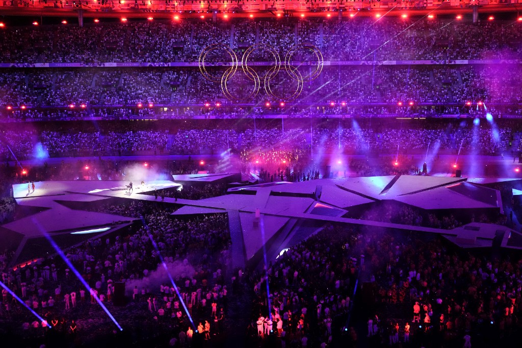 Olimpiade Paris 2024 resmi ditutup dengan upacara penutupan yang digelar di stadion Stade de France, utara Paris, pada Senin, 12 Agustus 2024 dini hari WIB, dengan bintang Hollywood Tom Cruise menjadi simbol perhelatan Olimpiade Los Angeles 2028.