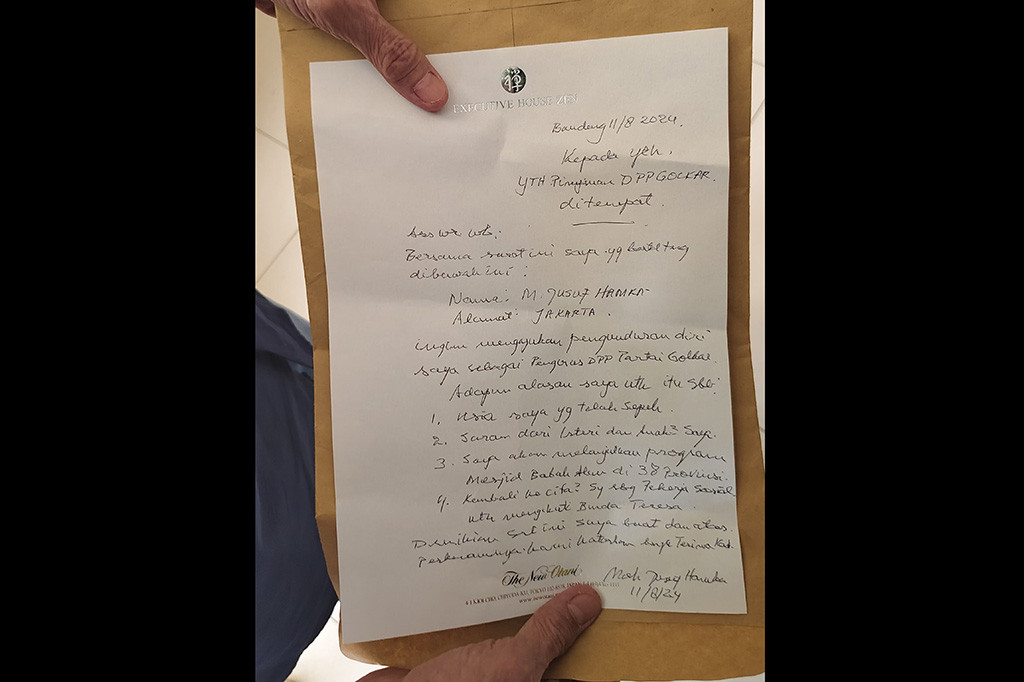 Pengusaha jalan tol itu enggan berbicara banyak. Dia akan menyampaikan pernyataannya usai menyerahkan surat.