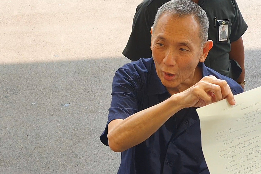 Pantauan Medcom.id, Jusuf Hamka datang pukul 10.04 WIB. Dia mengenakan kemeja lengan pendek biru dongker dan celana jeans berwarna biru.