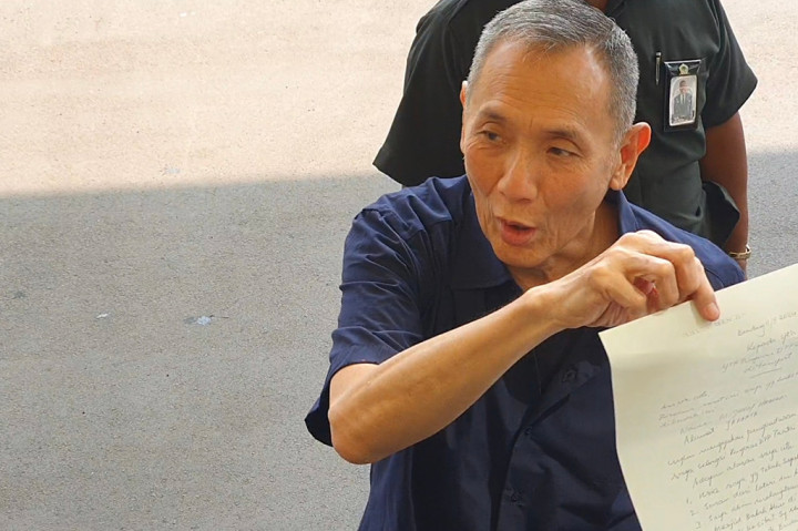 Pantauan Medcom.id, Jusuf Hamka datang pukul 10.04 WIB. Dia mengenakan kemeja lengan pendek biru dongker dan celana jeans berwarna biru.