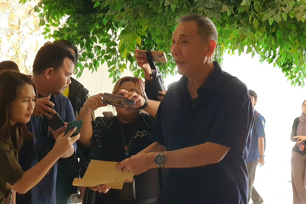 Surat tersebut sempat diperlihatkan ke awak media. Salah satu tulisannya menyebutkan bahwa Jusuf Hamka ingin mundur dari pengurus DPP Partai Golkar.