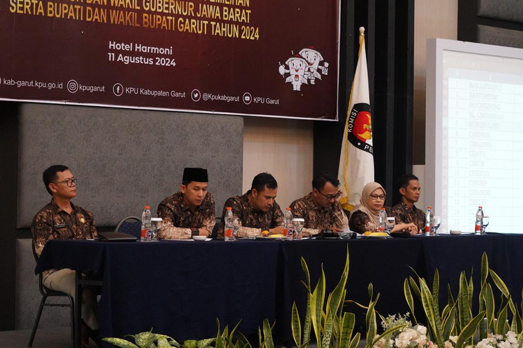 Komisi Pemilihan Umum (KPU) Kabupaten Garut gelar rapat pleno terbuka rekapitulasi dan penetapan daftar pemilih sementara (DPS) berjumlah 2.006.012 jiwa. Penetapan tersebut, untuk pemilihan Gubernur dan Wakil Gubernur Jawa Barat serta Bupati dan Wakil Bupati Garut tahun 2024, Minggu, 11 Agustus 2024 di Hotel Harmoni, Jalan Cipanas, Kecamatan Tarogong.