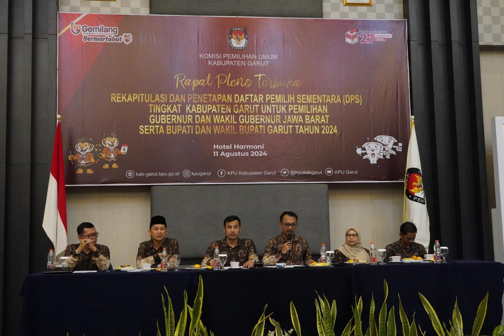 Komisioner KPU Kabupaten Garut Divisi Data dan Informasi, Yusuf Abdullah mengatakan, berdasarkan hasil rapat pleno rekapitulasi dan penetapan daftar pemilih sementara (DPS) di Garut untuk pemilihan kepala daerah (Pilkada) tahun 2024 berjumlah 2.006.012 jiwa. Namun, jumlah tersebut meningkat sekitar 6 ribu jiwa dibandingkan daftar pemilih tetap (DPT) pada Pemilu Februari lalu, tercatat 1.999.061 jiwa.
