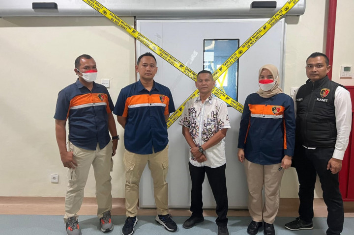 Kepala Bidang Hubungan Masyarakat (Humas) Komisaris Besar Polisi Jojo Sutarjo mengatakan barang bukti yang di sit 1 set alat Kedokteran Umum Modular Operating Theater (MOT) pengadaan barang tahun 2021 lalu.