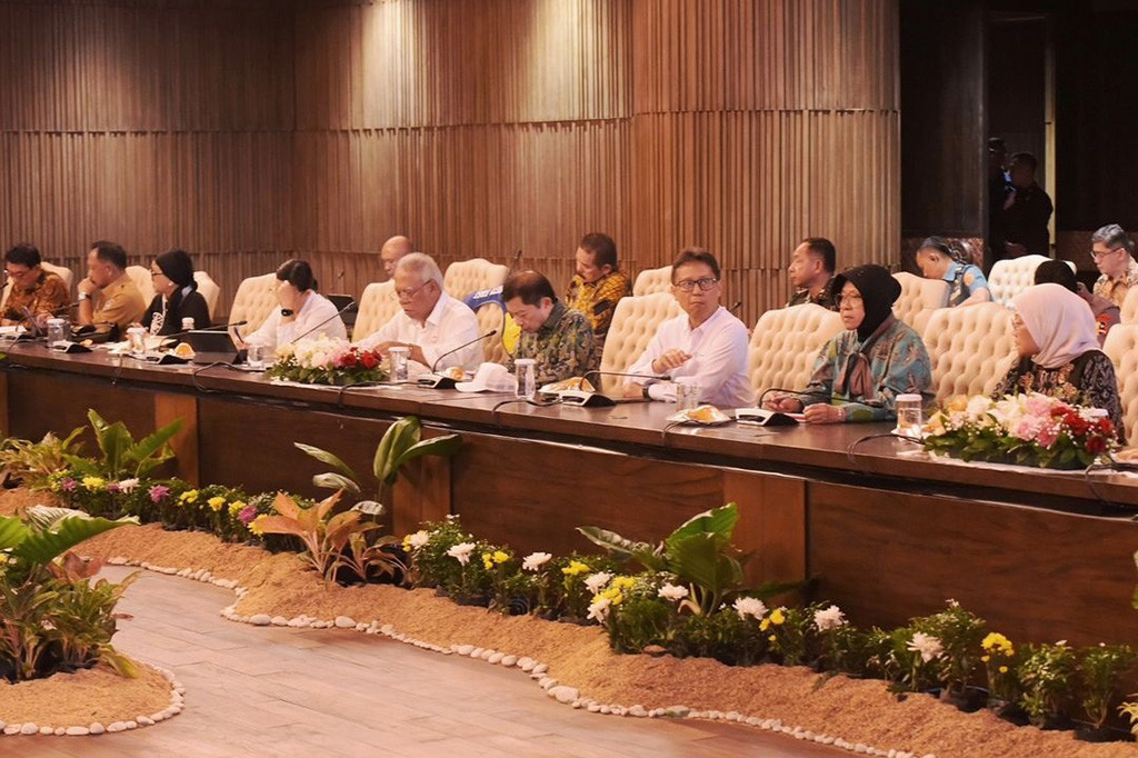 Presiden Jokowi kemudian memberikan sambutan pembuka mengenai pertama kalinya sidang paripurna diselenggarakan di Ibu Kota Nusantara (IKN).