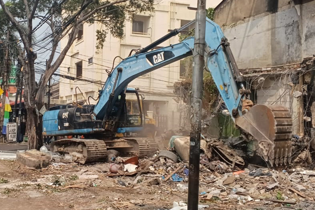 Ratusan petugas diterjunkan dalam melakukan penertihan bangunan di Jalan Kramat Baru IB, RT 15 RW 10, Kelurahan Johar Baru, Kecamatan Johar Baru, Jakarta Pusat.