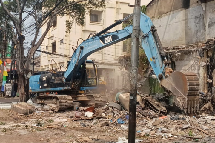 Ratusan petugas diterjunkan dalam melakukan penertihan bangunan di Jalan Kramat Baru IB, RT 15 RW 10, Kelurahan Johar Baru, Kecamatan Johar Baru, Jakarta Pusat.