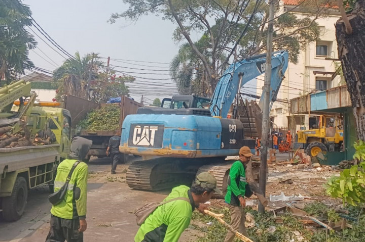 “Lahan itu sempat menjadi gedung pertunjukan film. Lahan tersebut baru diketahui milik Pemprov DKI sejak 3 tahun lalu. Lahan tersebut merupakan hasil ruislag yang dilakukan Lurah pada medio tahun 1980 an,” ucap Camat Johar Baru, Nurhelmi Savitri, Senin 12 Agustus 2024.