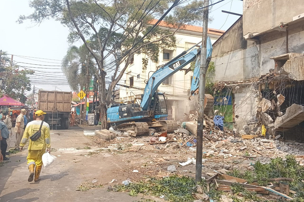 Perlu diketahui, bangunan ini pernah difungsikan sebagai gedung teater Jotet yang berada di atas lahan milik Pemerintah Provinsi DKI Jakarta. Ke depan nantinya lokasi akan menjadi ruang terbuka hijau (RTH).