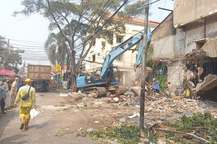 Perlu diketahui, bangunan ini pernah difungsikan sebagai gedung teater Jotet yang berada di atas lahan milik Pemerintah Provinsi DKI Jakarta. Ke depan nantinya lokasi akan menjadi ruang terbuka hijau (RTH).