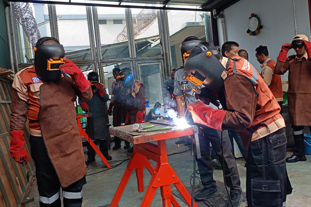 Puluhan warga binaan Lembaga Pemasyarakatan (Lapas) Kelas II A Salemba, Cempaka Putih, Jakarta Pusat diberikan tiga jenis pelatihan. Las listrik, teknik sepeda motor dan pendingin AC.