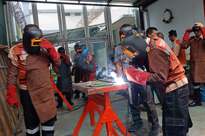 Puluhan warga binaan Lembaga Pemasyarakatan (Lapas) Kelas II A Salemba, Cempaka Putih, Jakarta Pusat diberikan tiga jenis pelatihan. Las listrik, teknik sepeda motor dan pendingin AC.