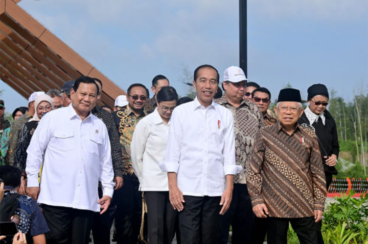Presiden Joko Widodo didampingi Wakil Presiden Ma'ruf Amin menikmati suasana IKN pada Senin, 12 Agustus 2028 pagi.