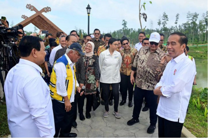 Di bawah langit pagi yang cerah, mereka berjalan sambil mendengarkan penjelasan rinci mengenai fungsi dan pentingnya embung ini dalam mendukung keberlanjutan IKN.