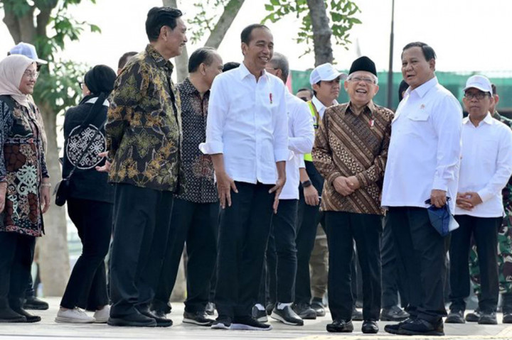 Setelah selesai berkeliling embung, rombongan bergerak menuju area Sumbu Kebangsaan. Di tempat yang dirancang sebagai poros utama kota baru ini, Menteri PUPR kembali menjelaskan kepada para menteri tentang visi besar yang melandasi pembangunan area ini. Dengan antusiasme, ia menggambarkan bagaimana Sumbu Kebangsaan akan menjadi simbol persatuan dan kemajuan bangsa.