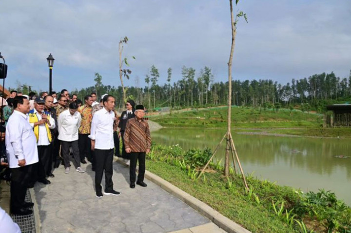 Dari Sumbu Kebangsaan, Presiden Jokowi kemudian mengajak para menteri menuju Istana Negara, simbol kekuasaan eksekutif di IKN. Sebelum memulai peninjauan lebih lanjut, Presiden terlebih dahulu mengajak seluruh menteri untuk berfoto bersama di halaman Istana Negara. Momen ini diabadikan sebagai tanda kebersamaan dan komitmen mereka dalam mewujudkan IKN sebagai ibu kota yang modern dan berwawasan lingkungan.
