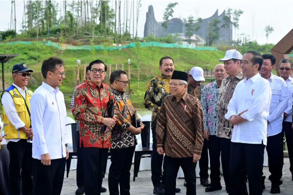 Setelah sesi foto bersama, Presiden Jokowi mengajak para menteri berkeliling Istana Negara, memperlihatkan sejumlah ruangan penting yang kelak akan menjadi pusat kegiatan pemerintahan. Suasana santai namun penuh semangat tampak dari wajah para menteri yang terkesan dengan desain dan fasilitas yang disiapkan.