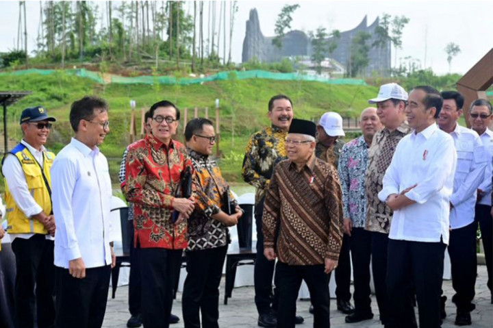 Setelah sesi foto bersama, Presiden Jokowi mengajak para menteri berkeliling Istana Negara, memperlihatkan sejumlah ruangan penting yang kelak akan menjadi pusat kegiatan pemerintahan. Suasana santai namun penuh semangat tampak dari wajah para menteri yang terkesan dengan desain dan fasilitas yang disiapkan.
